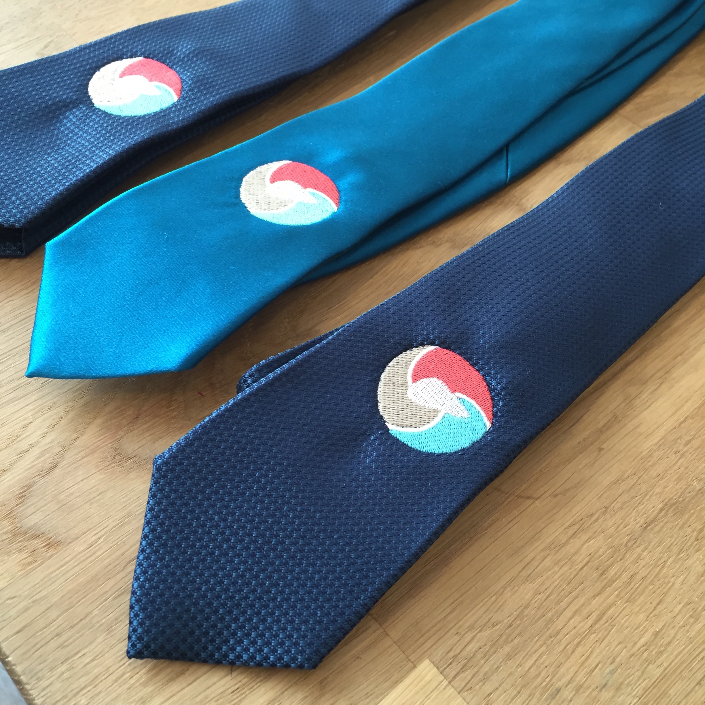 Broderie logo sur cravate