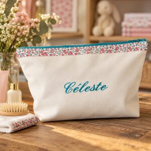 Maxi trousse en coton écru avec broderie Céleste turquoise et finition fleurie