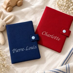 Protège-carnets de santé luxembourgeois personnalisés, modèles bleu marine et rouge brodés de prénoms