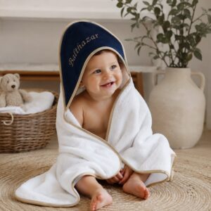 Cape de bain bébé personnalisée et brodée Melocotone