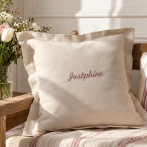 Coussin déco beige personnalisé avec prénom Joséphine brodé